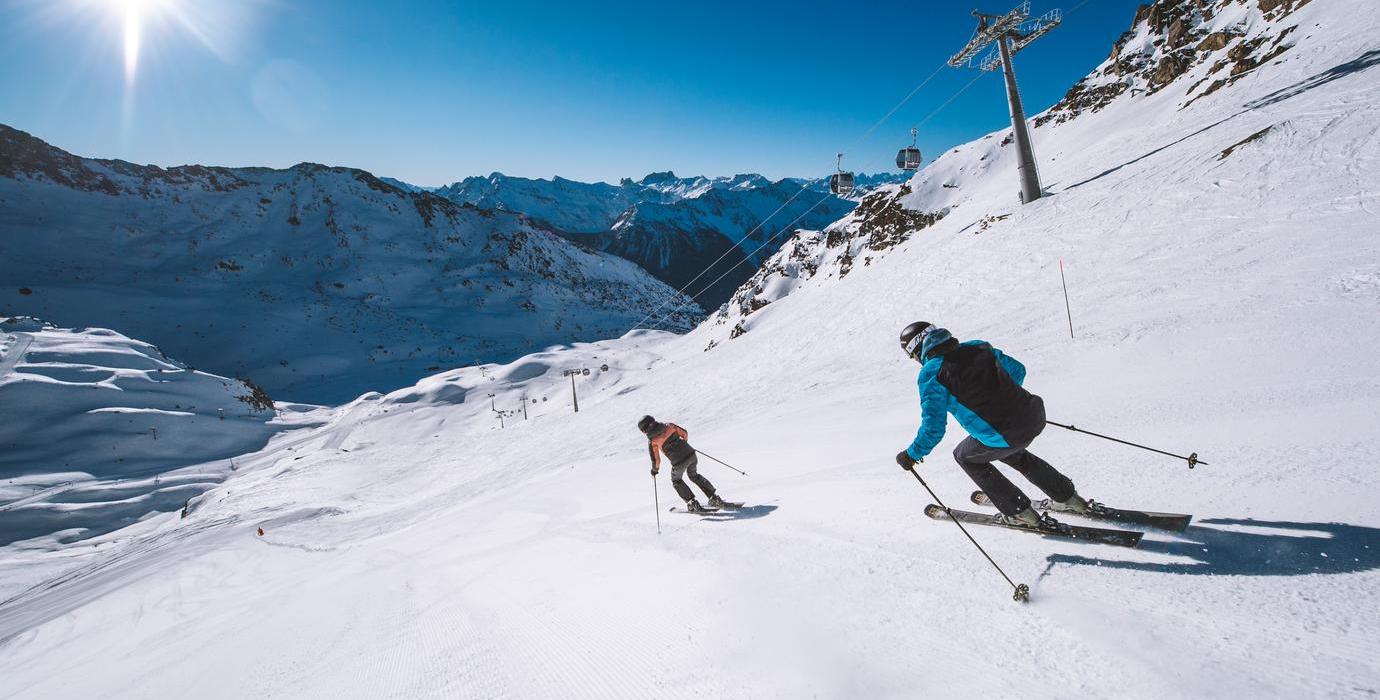 2022-ski-piste-amis-hiver-combe-rosael-timy-theaux-orelle-1380x700-cc-arthur-bertrand-exp20270126-701
